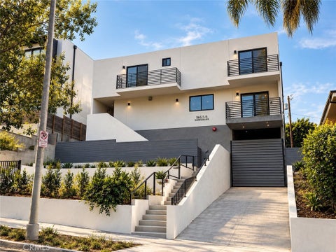 Photo of 565 N Mariposa AVE #B, Los Angeles, CA 90004 (MLS # BB26180932)