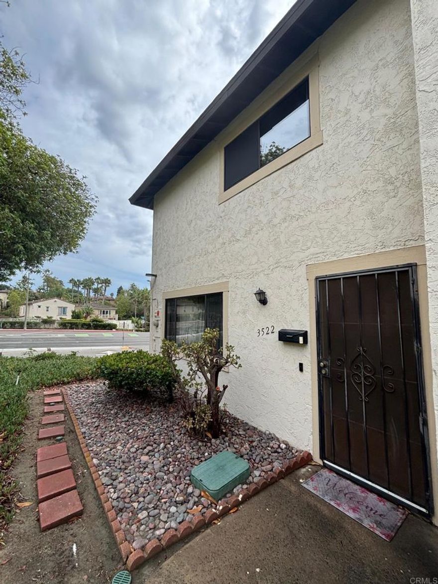 Va approved townhouse in a great location! End unit with view of greenbelt, offers lots of privacy, close to shopping center, golf course, hiking and biking and horse trails, park, dog park and freeways nearby.  Enjoy all amenities including 2 swimming pools, hot tub,2 tennis courts, volleyball court, dog areas and playground.  VA Buyers welcome!!!