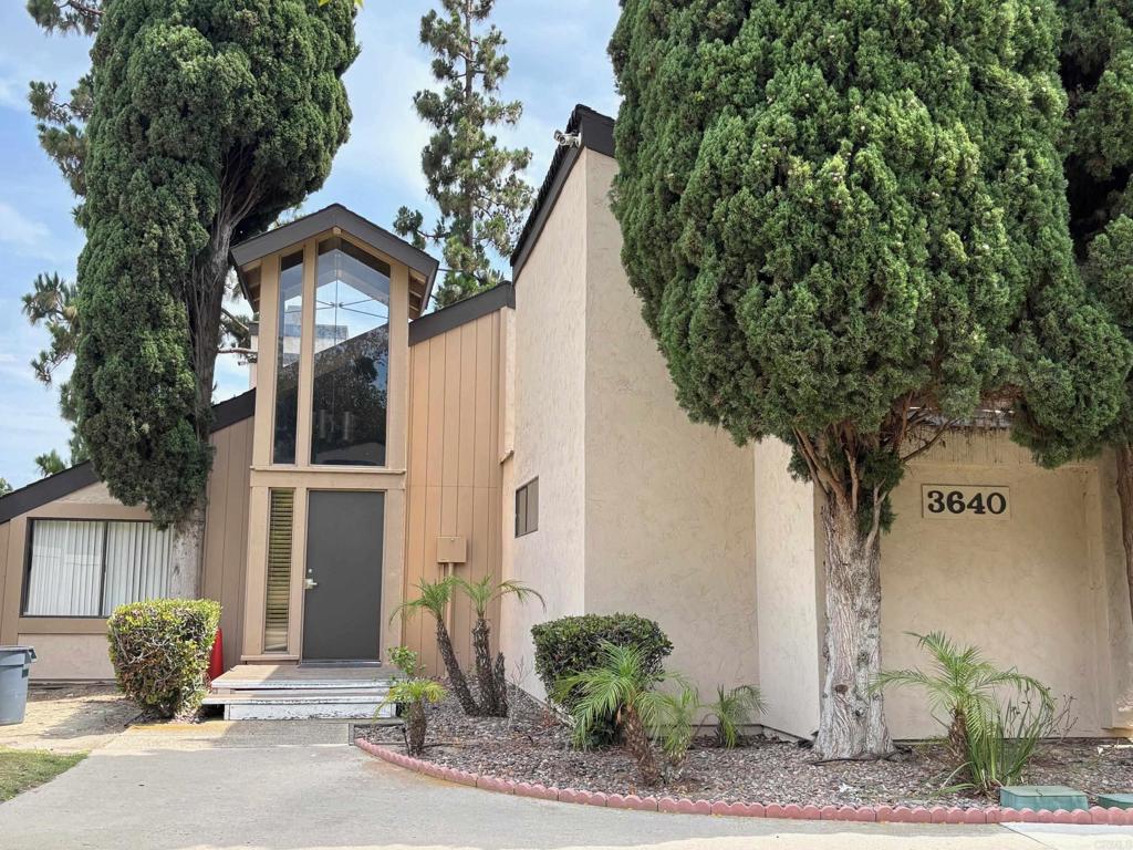 Va approved townhouse in a great location! End unit with view of greenbelt, offers lots of privacy, close to shopping center, golf course, hiking and biking and horse trails, park, dog park and freeways nearby. Enjoy all amenities including pool, hot tub, tennis court and playground. Open house August 30th 12:00PM -3:00 PM