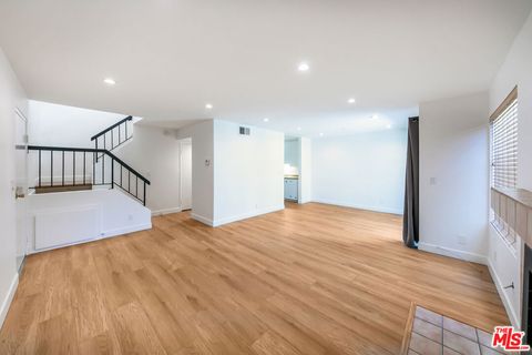 Photo of 22135 Burbank Boulevard #4, Woodland Hills, CA 91367 (MLS # 26835489)
