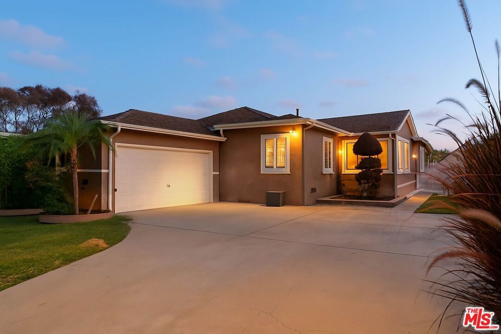 Photo of 11731 Cimarron Avenue, Hawthorne, CA 90250 (MLS # 25550733)