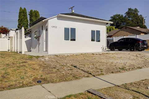 Photo of 10920 Nassau Ave. AVE, Sunland, CA 91040 (MLS # GD26115418)