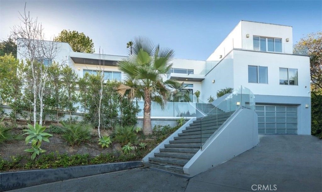 Photo of 12148 Travis Street, Los Angeles, CA 90049 (MLS # TR25222429)