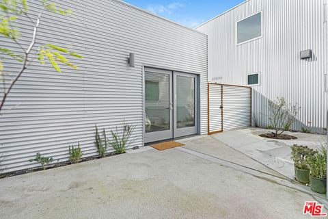 Photo of 2725 1/2 Dalton Avenue, Los Angeles, CA 90018 (MLS # 26650365)