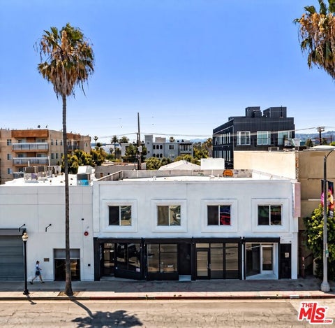 Photo of 355 N N Fairfax Avenue, Los Angeles, CA 90036 (MLS # 26102076)