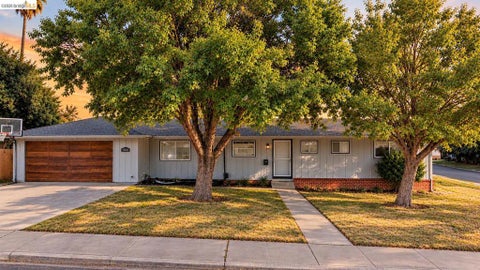 Photo of 1002 Hillside Ter TER, Rio Vista, CA 94571 (MLS # 41151267)