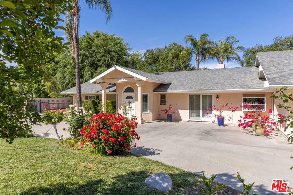 Photo of 19717 Wells Drive, Woodland Hills, CA 91364 (MLS # 26729161)