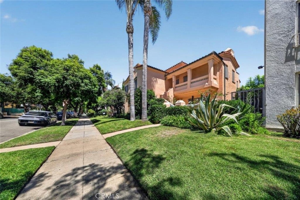 138 N La Peer Drive