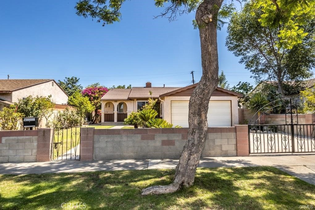 1605 W Wisteria Place