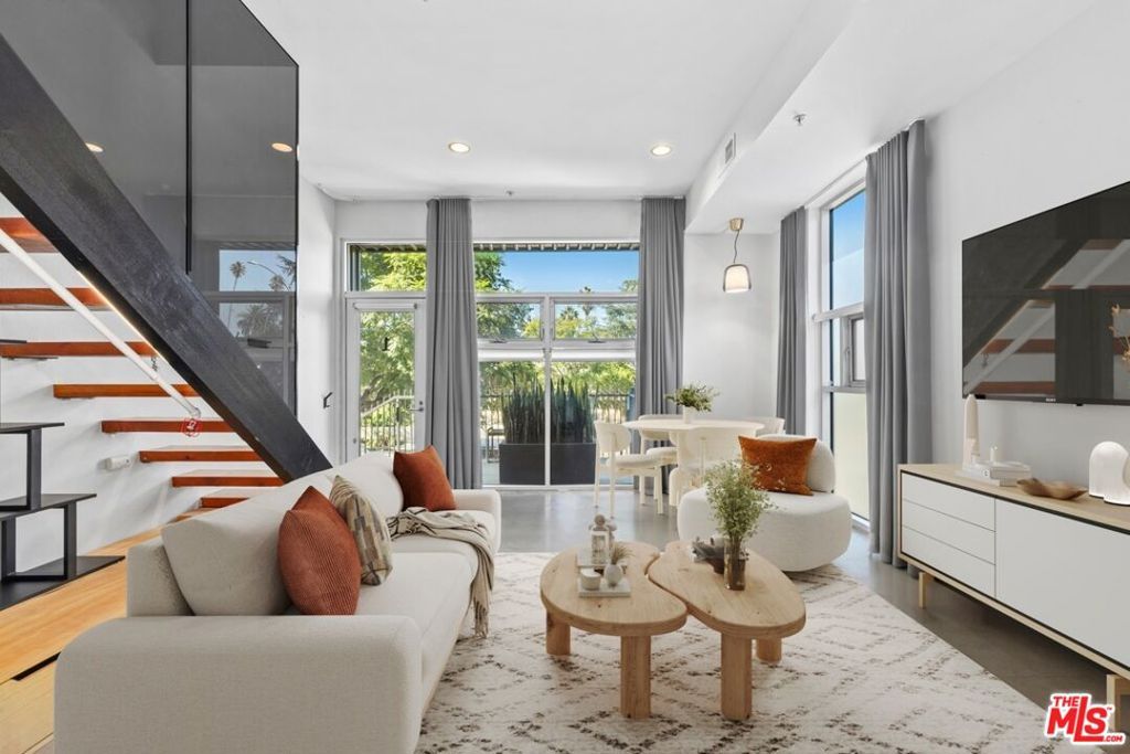 Photo of 140 S Gramercy Place #1, Los Angeles, CA 90004 (MLS # 25613157)