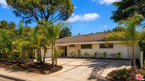 Photo of 11425 Dona Evita Drive, Studio City, CA 91604 (MLS # 26844413)