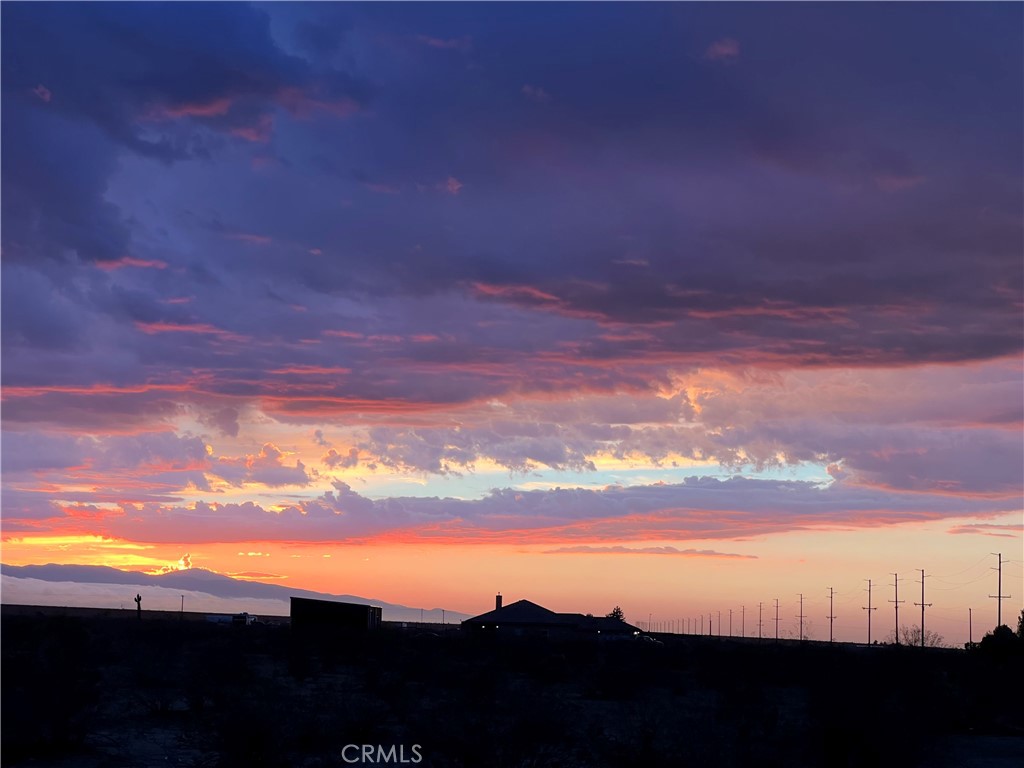 ***Seller Will Finance***Gorgeous flat 2.5 acres with sunsets, sunrises and mountain views for miles located in Apple Valley. Build your dream custom house or ranch a blank canvas for your desires. Short commute to shopping, schools, conveniences and mountain snow skiing.