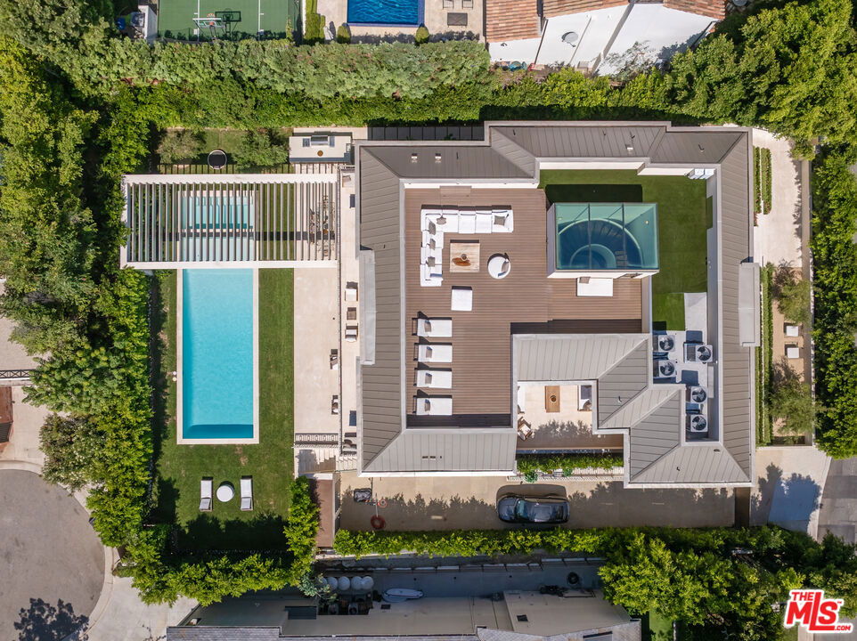 1395 N Doheny Drive