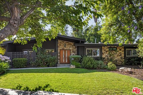 Photo of 5831 Elba Place, Woodland Hills, CA 91367 (MLS # 25575485) Photo of 5831 Elba Place, Woodland Hills, CA 91367 (MLS # 25575485)