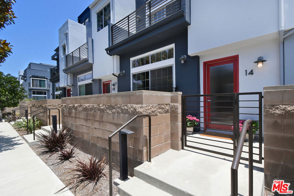 5350 Playa Vista Drive 14