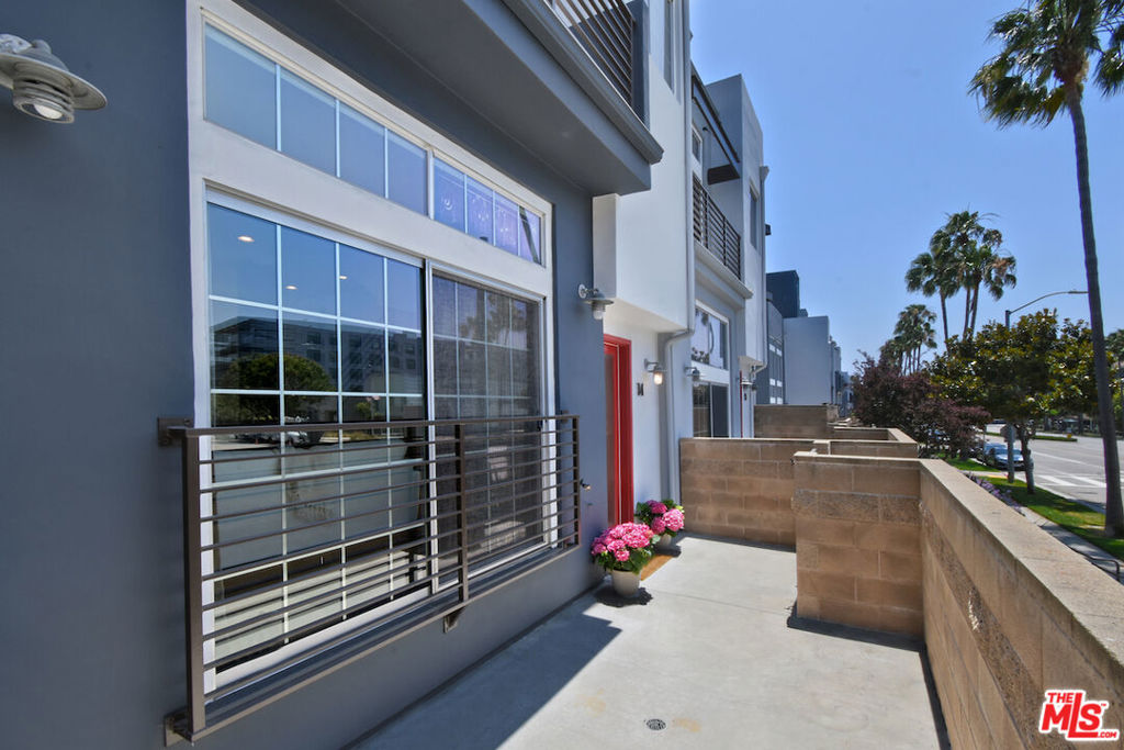 5350 Playa Vista Drive 14
