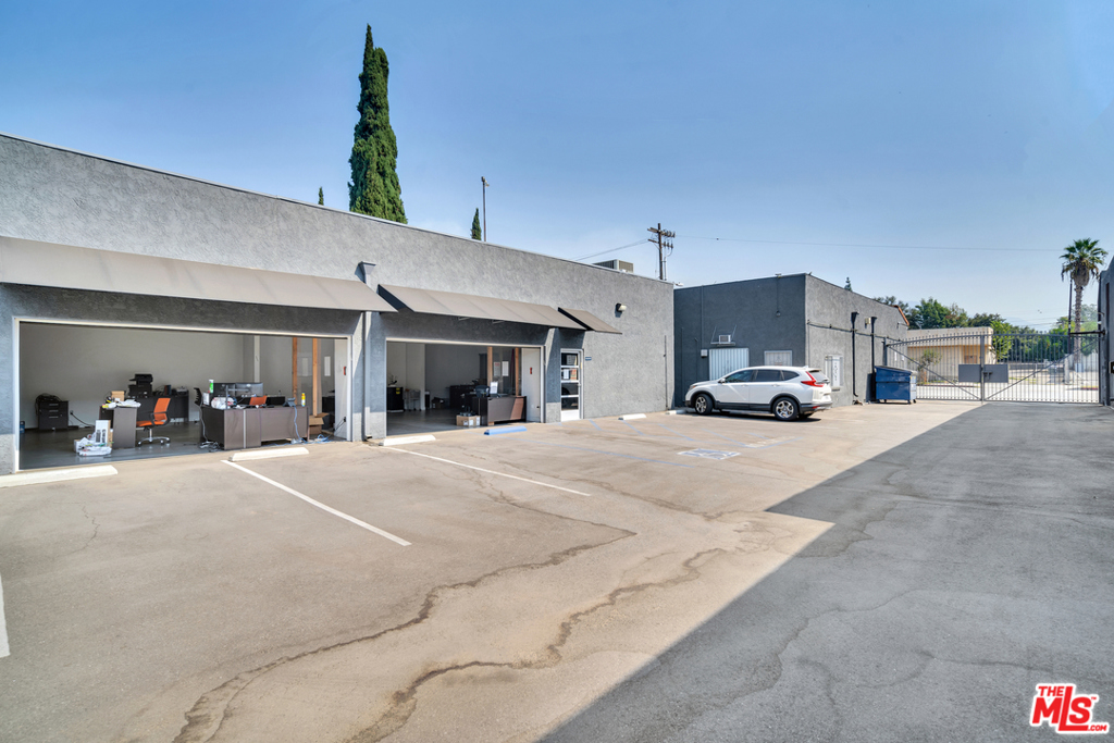 2075 N Fair Oaks Avenue