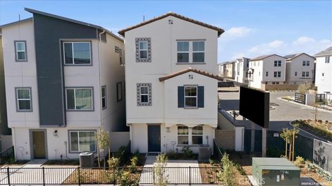 2528 Iconic Street South El Monte CA 91733