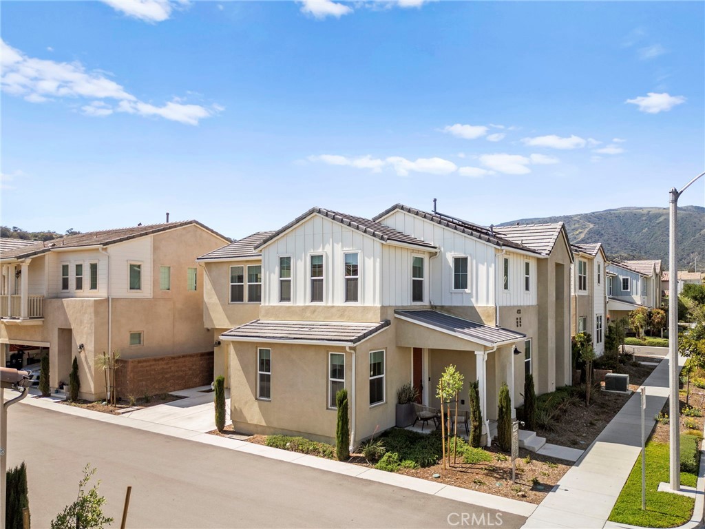 Properties 3 4233 Powell Way 102