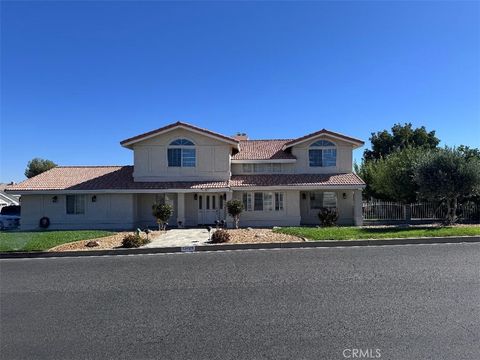 Photo of 13425 Chinquapin Dr, Victorville, CA 92395 (MLS # DW25225690)