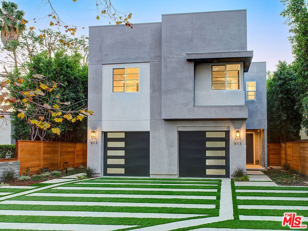 Photo of 813 N Orange Drive, Los Angeles, CA 90038 (MLS # 22216533)