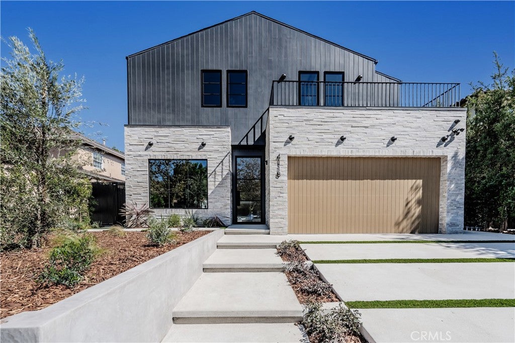 Photo of 4118 N Wilkinson Avenue, Studio City, CA 91604 (MLS # SR26219066)