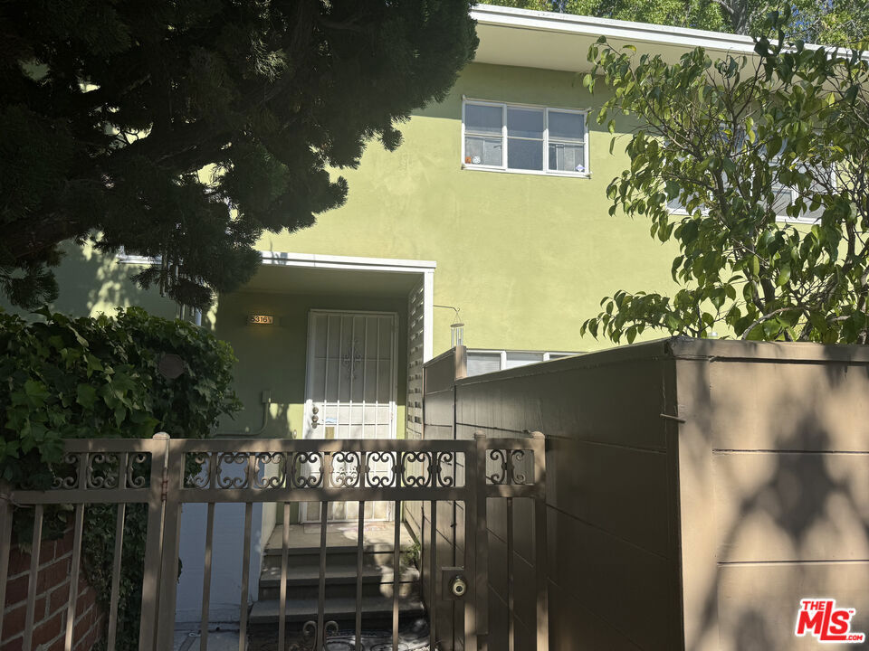 Village Green is an architectural national landmark, centrally located to most areas in Los Angeles. This one-bedroom and one-bathroom unit features upgraded new granite kitchen countertops, all new appliances, and newly refinished hardwood floors. The bathroom has a new sink with a granite countertop. There is 24-hour security with a private garage and a laundry room a few yards away from the unit. Also, the complex features a main green area with many walking paths for morning and evening walks. During the year, concerts and special events are scheduled for all residents. This is a non-smoking complex and pet-friendly.