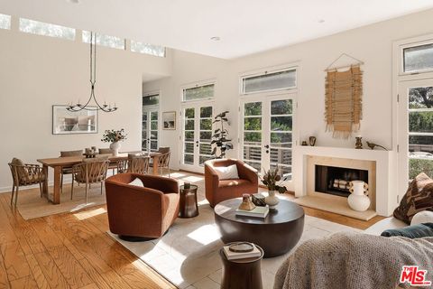 Photo of 2640 N Commonwealth Avenue, Los Angeles, CA 90027 (MLS # 26638841)