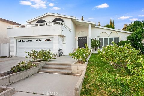 Photo of 20659 Tuba St, Chatsworth, CA 91311 (MLS # SR26076378)
