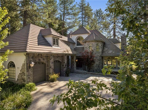 Photo of 699 Brentwood Dr, Lake Arrowhead, CA 92352 (MLS # IV25280879)