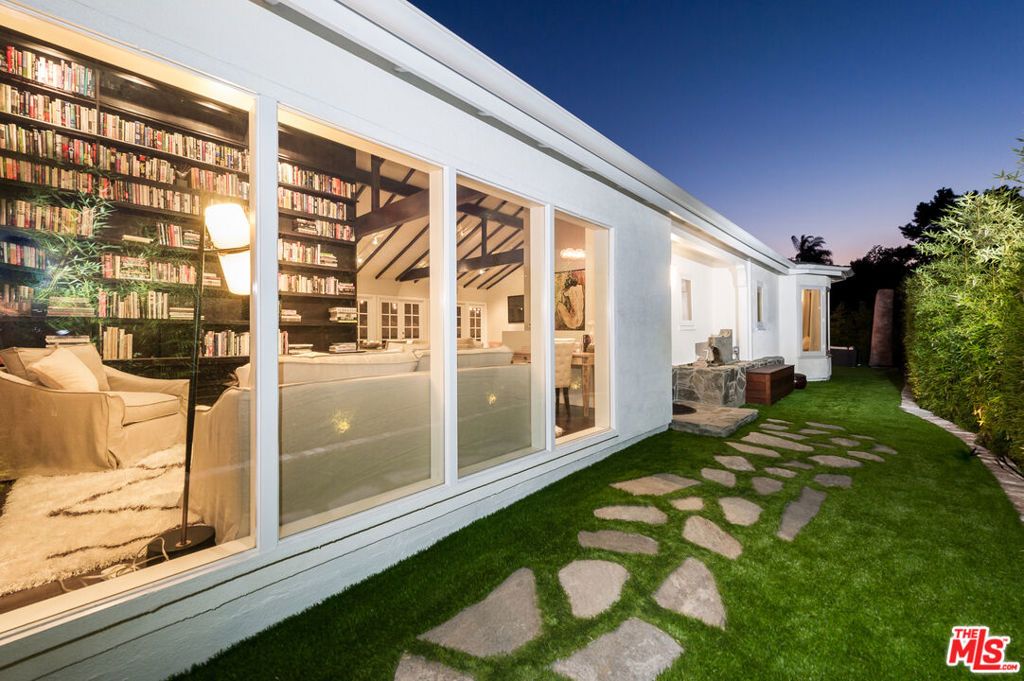 Photo of 3401 Camino De La Cumbre, Sherman Oaks, CA 91423 (MLS # 26638451)