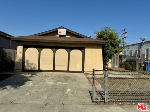 Photo of 327 E 101st Street, Los Angeles, CA 90003 (MLS # 26644133)