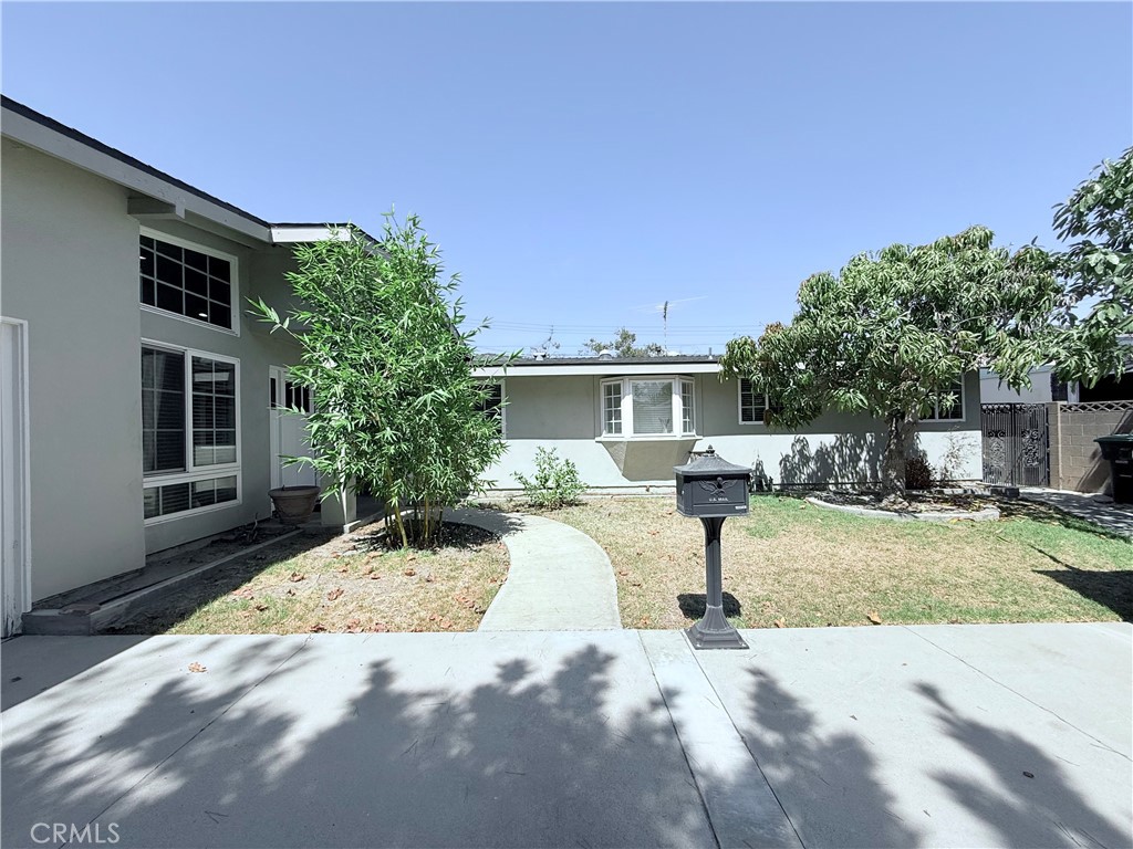 3361 Rossmoor Way
