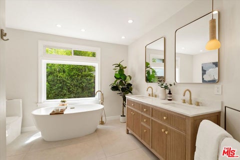 Photo of 23445 Sylvan Street, Woodland Hills, CA 91367 (MLS # 26869571)
