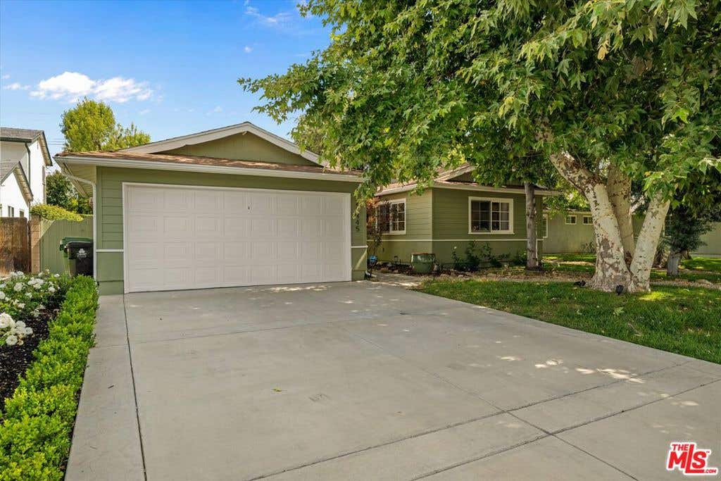 Photo of 23445 Sylvan Street, Woodland Hills, CA 91367 (MLS # 26869571)