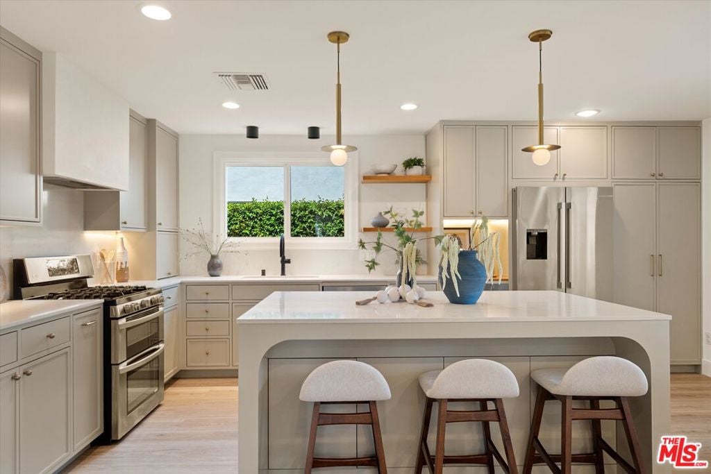 Photo of 23445 Sylvan Street, Woodland Hills, CA 91367 (MLS # 26869571)