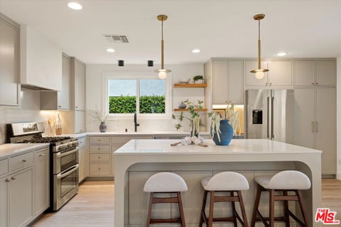 Photo of 23445 Sylvan Street, Woodland Hills, CA 91367 (MLS # 26869571)