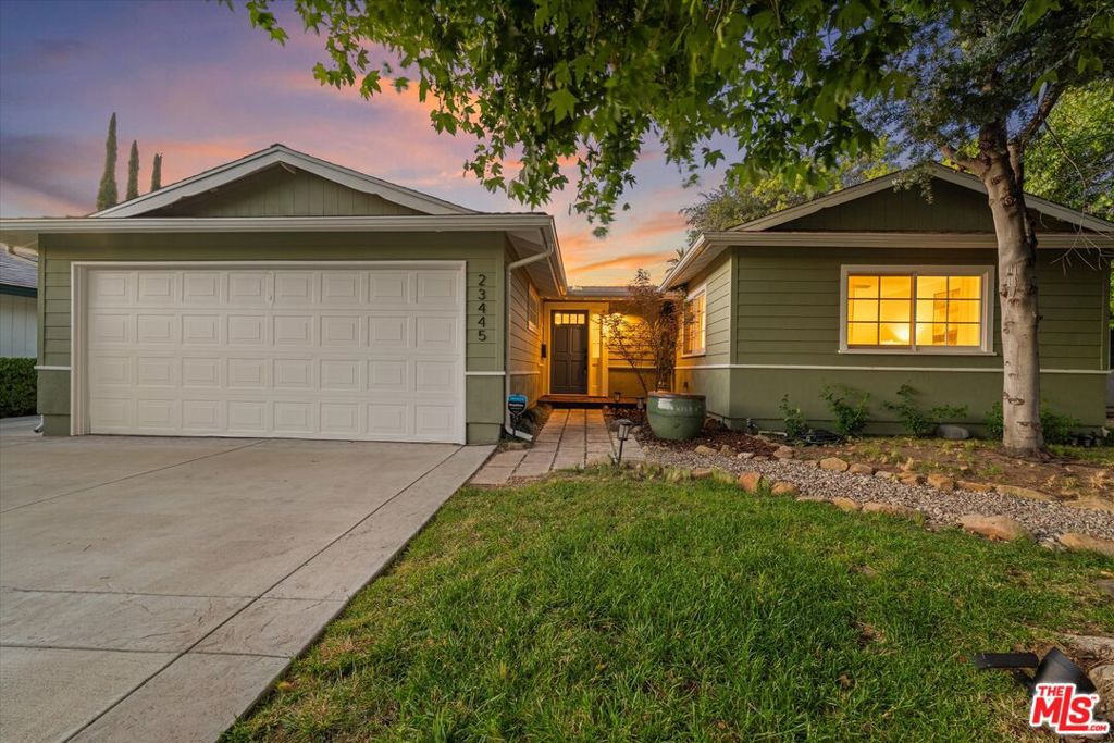 Photo of 23445 Sylvan Street, Woodland Hills, CA 91367 (MLS # 26869571)