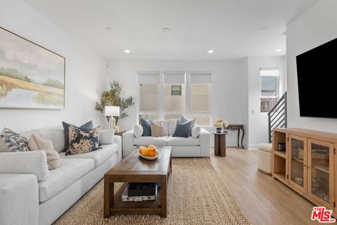 Photo of 10827 W Riverton Court, North Hollywood, CA 91602 (MLS # 25611391) Photo of 10827 W Riverton Court, North Hollywood, CA 91602 (MLS # 25611391)