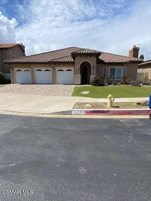 Photo of 21333 Blackhawk Street, Chatsworth, CA 91311 (MLS # 223001061)