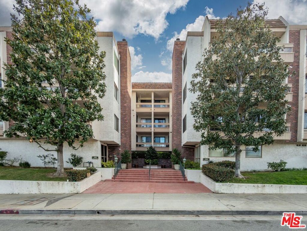 Photo of 17140 Burbank Boulevard #207, Encino, CA 91316 (MLS # 26656653)