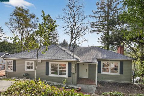Photo of 22 Las Palomas, Orinda, CA 94563 (MLS # 41122796)