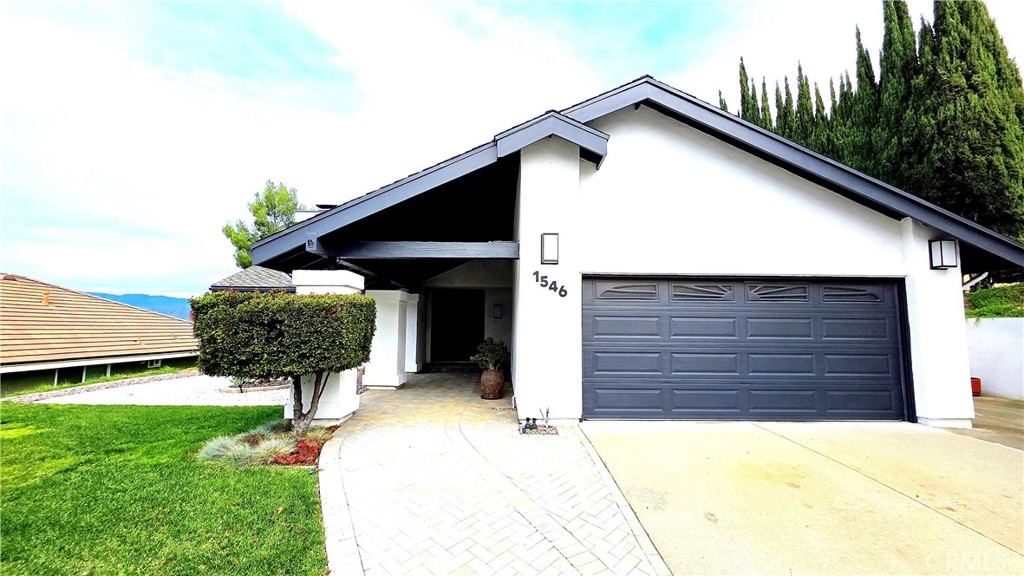 1546 Avenida Entrada