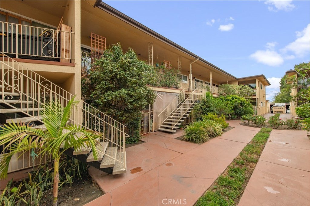 1122 W Huntington Drive 9