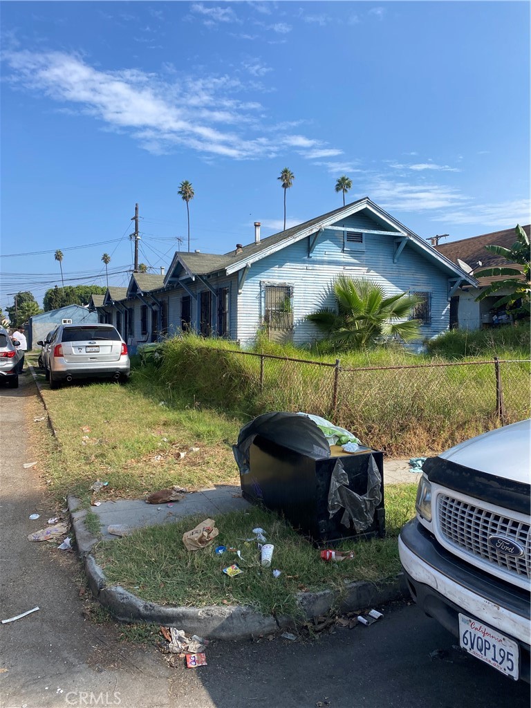Beautiful quadruplex in Los Angeles . 4 units with identical floor plans each with 1 bed 1 bath along and laundry room that can double as a pantry . Spacious front yard for pets or get togethers . Each window has stylish metal bars for tenant security . Near major traffic corridors such as the I-110, I-105, I-10 and many others . Lots of potential to generate passive income . Opportunites like this don't last long!