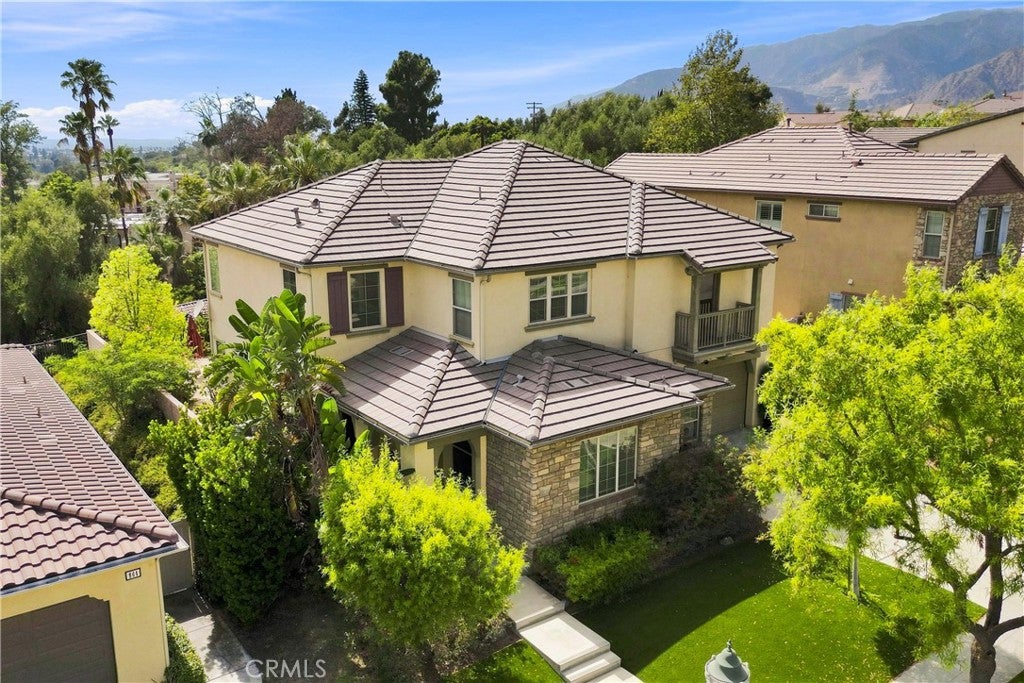 858 E Manresa