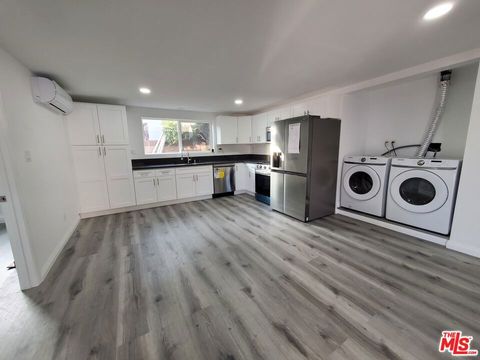 Photo of 20003 Arminta Street, Winnetka, CA 91306 (MLS # 25623467)