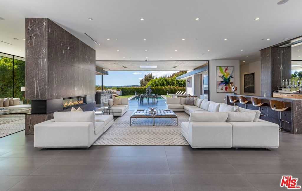 Photo of 2002 LOMA VISTA Drive, Beverly Hills, CA 90210 (MLS # 25612247)