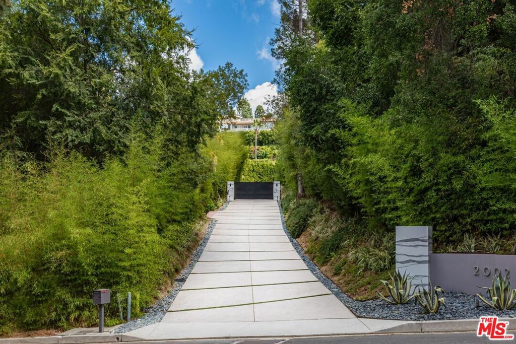 Photo of 2002 LOMA VISTA Drive, Beverly Hills, CA 90210 (MLS # 25612247)