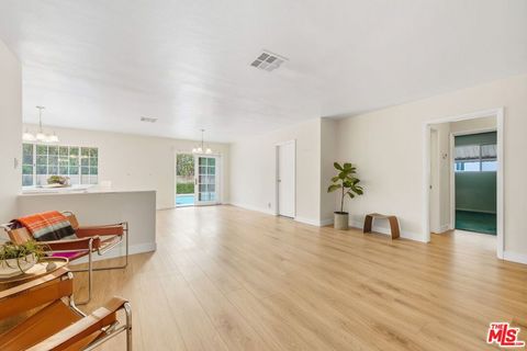 5430 Geyser Avenue Tarzana CA 91356